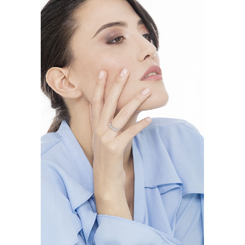 Weißgoldring mit 7 Brillanten Weißgoldring mit 7 Brillanten