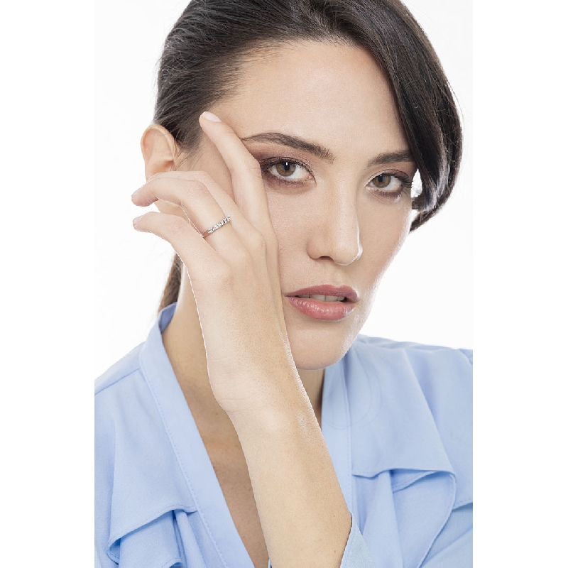 Weißgold-Ring mit 9 Diamanten im Brillantschliff