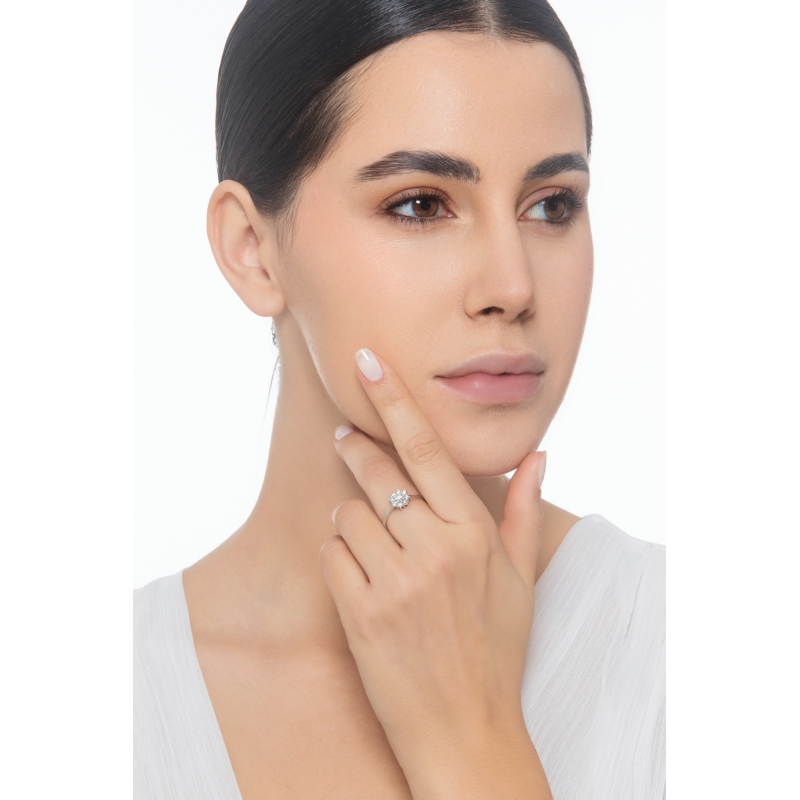 Blumenförmiger Halo Ring mit Diamanten Blumenförmiger Halo Ring mit Diamanten