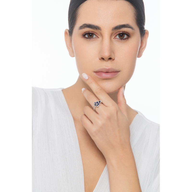 Weißgold 18K Blumenring mit blauen Saphiren und Brillanten Weißgold 18K Blumenring mit blauen Saphiren und Brillanten