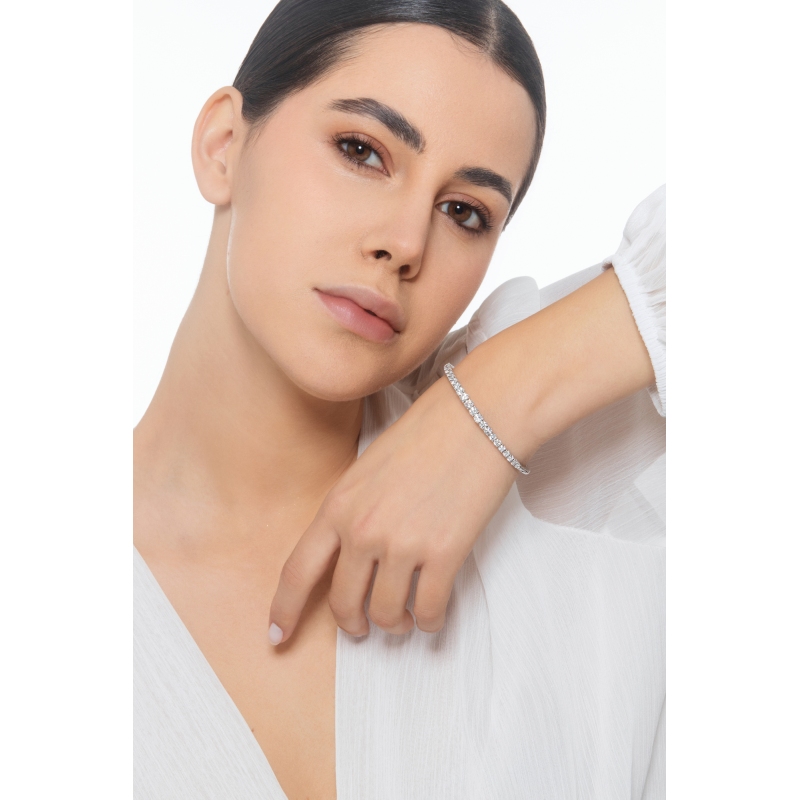 Elegantes halbstarres Armband mit Diamanten Elegantes halbstarres Armband mit Diamanten