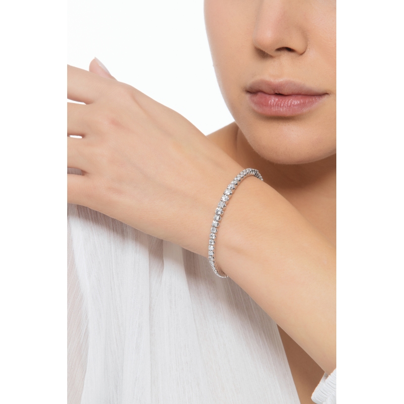 Elegantes halbstarres Armband mit Diamanten Elegantes halbstarres Armband mit Diamanten