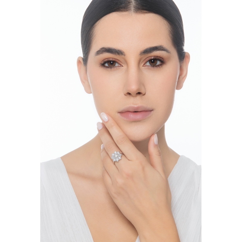 Blumenring Damen Halo Ring aus Weißgold 750 mit Diamanten Blumenring Damen Halo Ring aus Weißgold 750 mit Diamanten