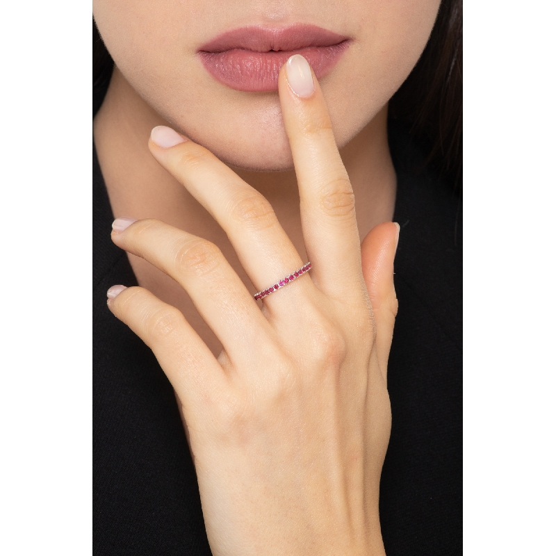 Eternity Ring aus 18 Karat Weißgold mit Rubinen Eternity Ring aus 18 Karat Weißgold mit Rubinen