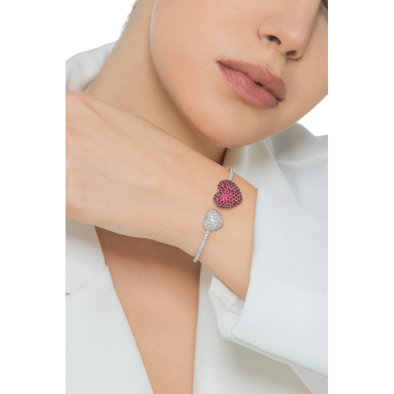 Armreif aus Weißgold mit Herzen aus Diamanten und Rubinen Armreif aus Weißgold mit Herzen aus Diamanten und Rubinen