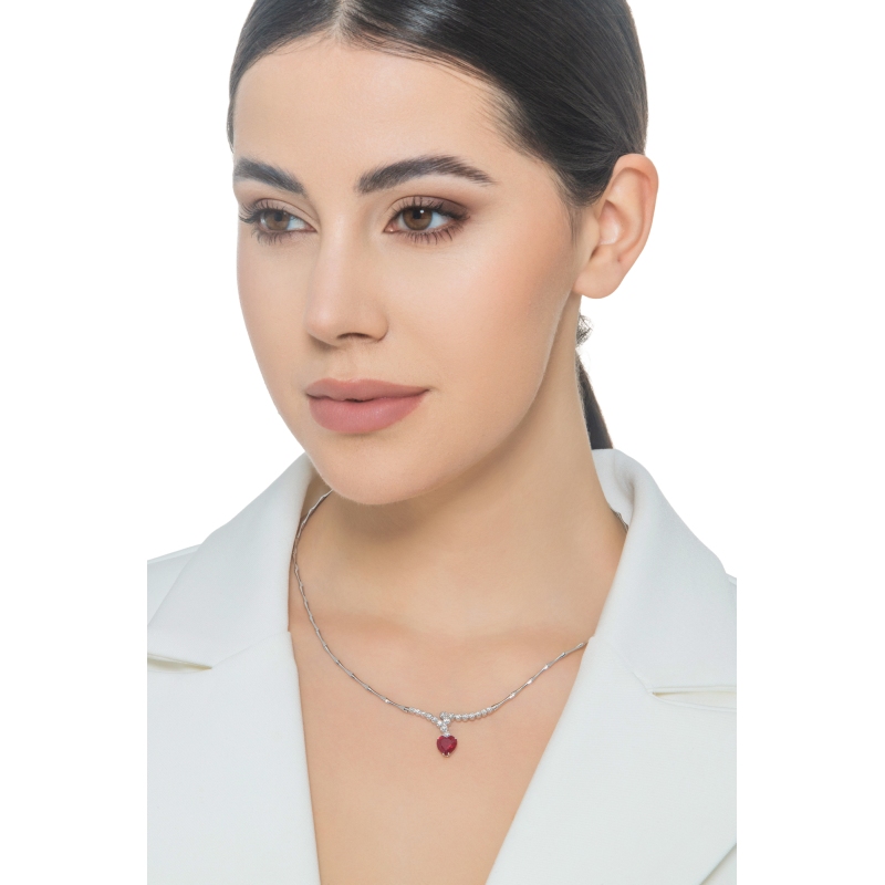 Halskette aus Weißgold 18K mit Brillanten und Rubin Herz Halskette aus Weißgold 18K mit Brillanten und Rubin Herz