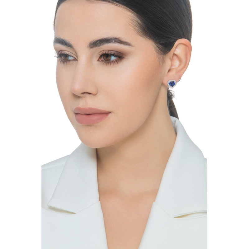 Halo Herz Ohrstecker aus Weißgold mit blauen Saphiren und Diamanten Halo Herz Ohrstecker aus Weißgold mit blauen Saphiren und Diamanten