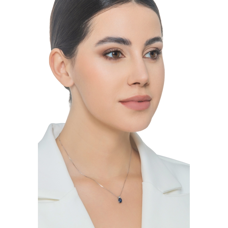 18k Weißgold Halskette mit Anhänger aus Diamanten und blauem Saphir-Solitär