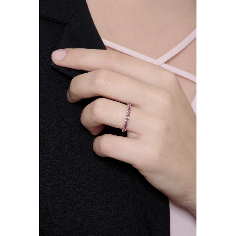 Memoirering aus Weißgold mit roten Rubinen Memoirering aus Weißgold mit roten Rubinen