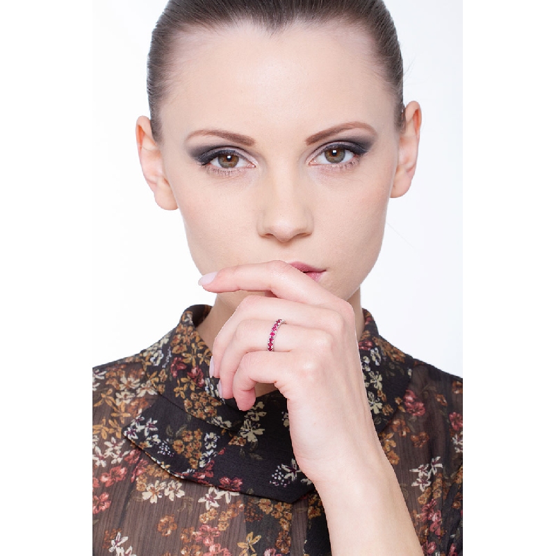 Damenring aus Weißgold mit Rubinen Damenring aus Weißgold mit Rubinen