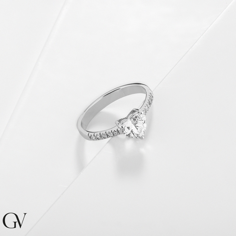 Ring mit Diamant Herzschliff 1 Karat GIA aus Weißgold 18K Ring mit Diamant Herzschliff 1 Karat GIA aus Weißgold 18K
