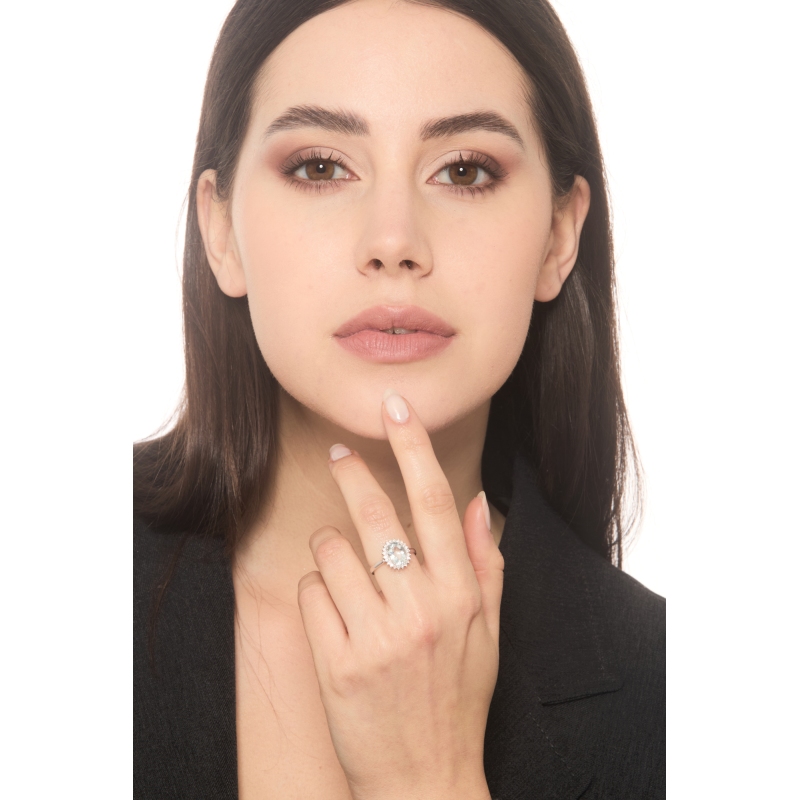 Halo Ring mit Aquamarin und Diamanten 18K Weißgold Halo Ring mit Aquamarin und Diamanten 18K Weißgold