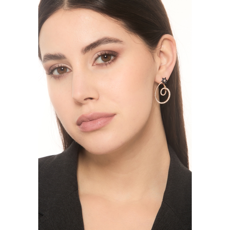 Ohrringe aus Roségold mit blauen Saphiren und Diamanten Ohrringe aus Roségold mit blauen Saphiren und Diamanten