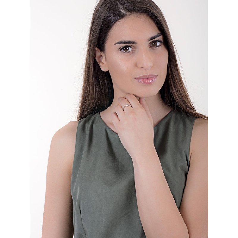 Weißgold Damen Ring mit Diamantkreuz und schwarzen Diamanten 