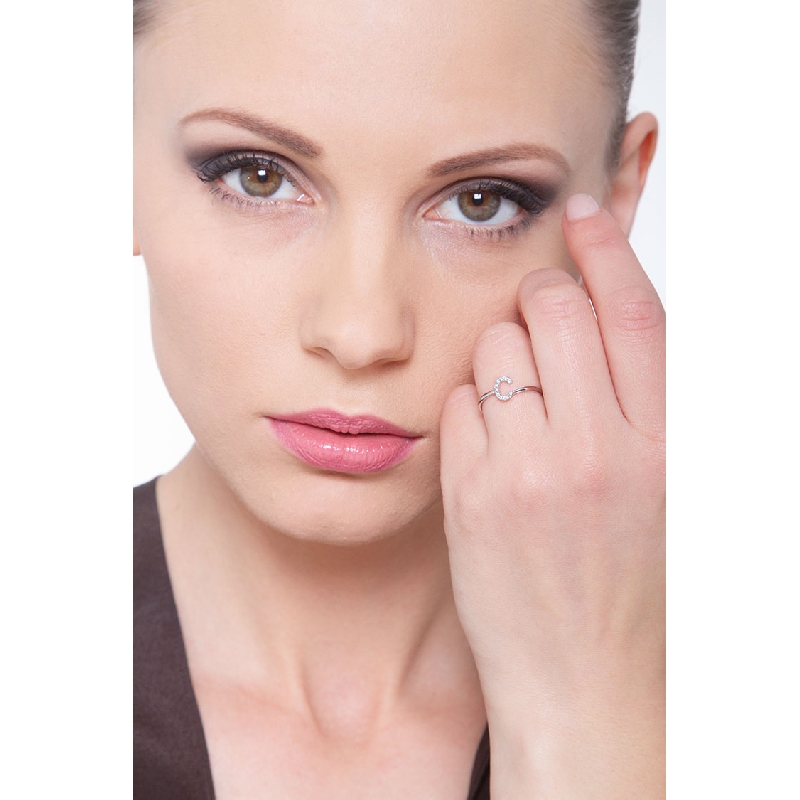 Weißgold Ring mit C aus Diamanten 