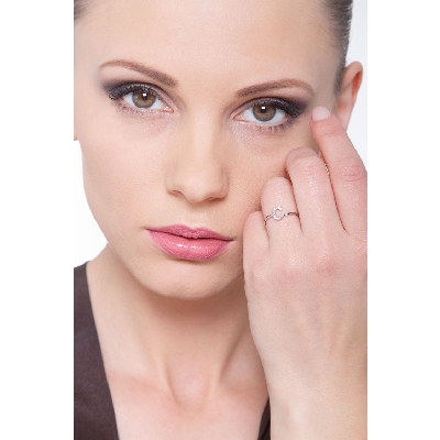 Weißgold Ring mit C aus Diamanten 