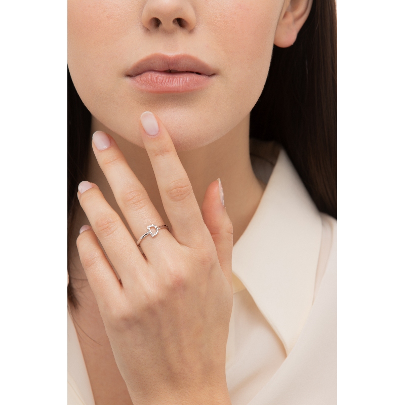 Ring mit Anfangsbuchstabe D aus Weißgold und Diamanten Ring mit Anfangsbuchstabe D aus Weißgold und Diamanten