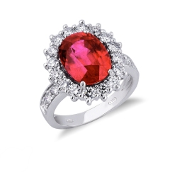 Rubinring mit Diamanten und Fassung aus 18 Karat Weißgold