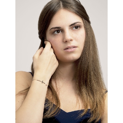 Armband aus 18k Weißgold mit Kreuz aus schwarzen Diamanten