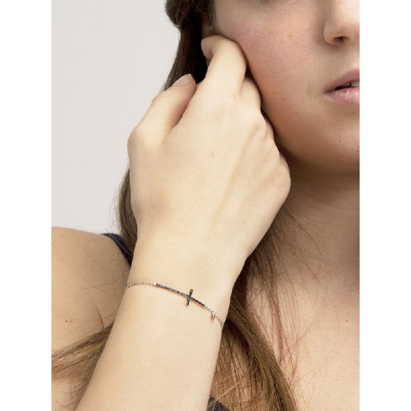 Armband aus 18k Weißgold mit Kreuz aus schwarzen Diamanten Armband aus 18k Weißgold mit Kreuz aus schwarzen Diamanten