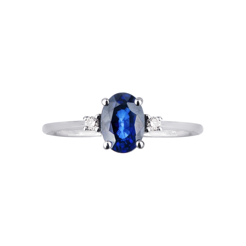 Weißgoldring mit ovalem Saphir und Diamanten  Weißgoldring mit ovalem Saphir und Diamanten