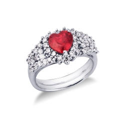 Ring aus 18 Karat Weißgold mit herzförmigem Rubin und Diamanten