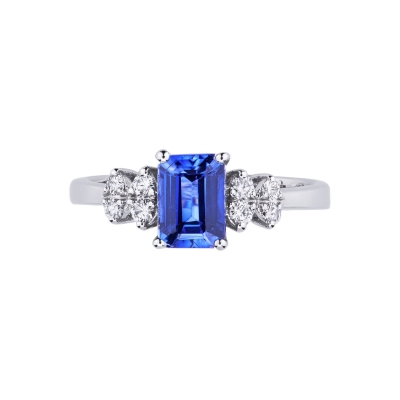 Weißgoldring mit Diamanten und rechteckigem blauem Saphir 