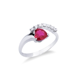 Ring aus 18k Weißgold mit herzförmigem Rubin und Diamanten