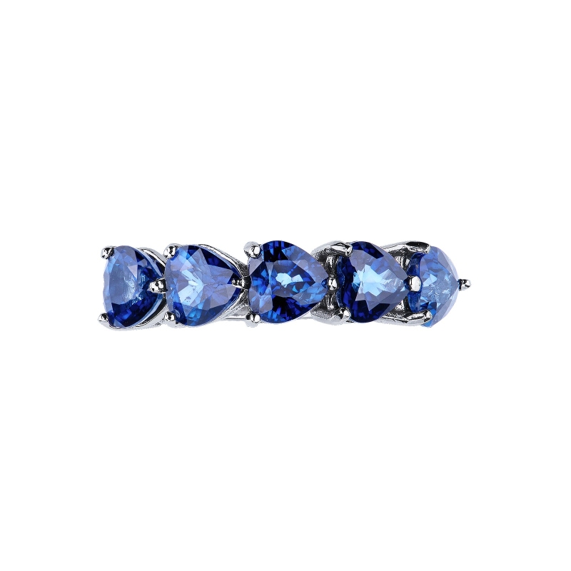 18 Karat Weißgoldring 750 mit fünf großen blauen Saphiren im Herzschliff 18 Karat Weißgoldring 750 mit fünf großen blauen Saphiren im Herzschliff