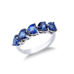 18 Karat Weißgoldring 750 mit fünf großen blauen Saphiren im Herzschliff