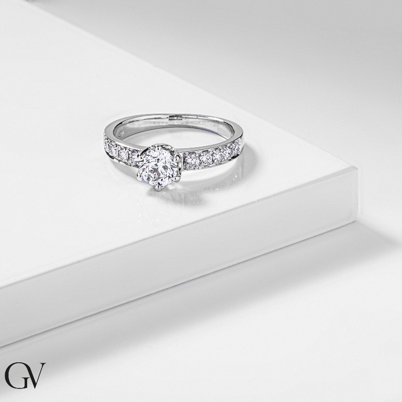 Verlobungsring aus Weißgold 18k mit einem 0,80 ct Diamant Verlobungsring aus Weißgold 18k mit einem 0,80 ct Diamant