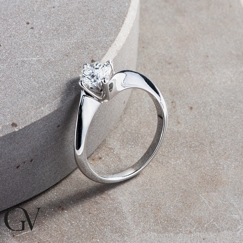 Verlobungsring in Weißgold mit einem 0,70 Karat Diamant Verlobungsring in Weißgold mit einem 0,70 Karat Diamant