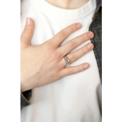 Herrenring Weißgold 18K mit schwarzem Diamant