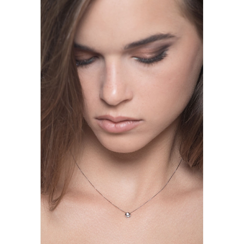 Halskette aus Weißgold mit rundem Diamantanhänger