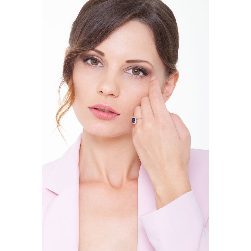 Weißgold -Verlobungsring mit Saphir Weißgold -Verlobungsring mit Saphir