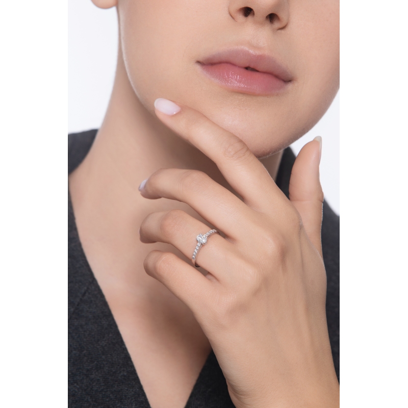 Damenring mit Diamant Ovalschliff 0.30 kt GIA aus Weißgold 18k