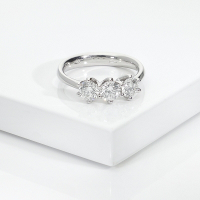 Damenring mit drei Diamanten Weißgold