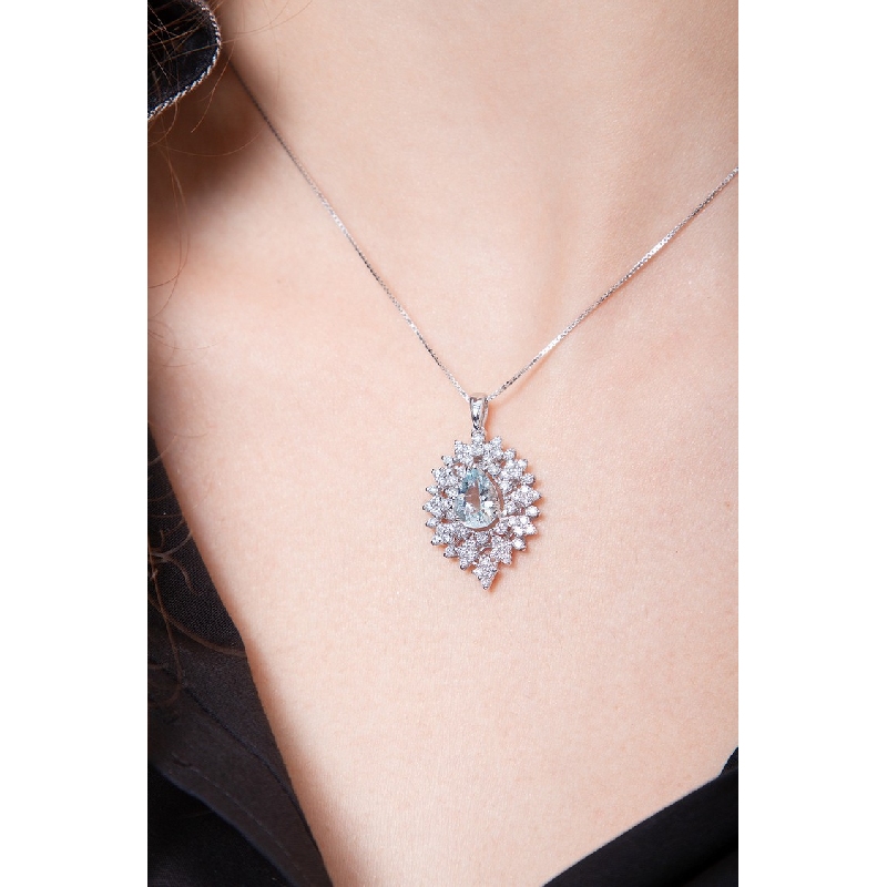 Weißgold-Halskette mit Aquamarin-Anhänger und Diamanten Weißgold-Halskette mit Aquamarin-Anhänger und Diamanten