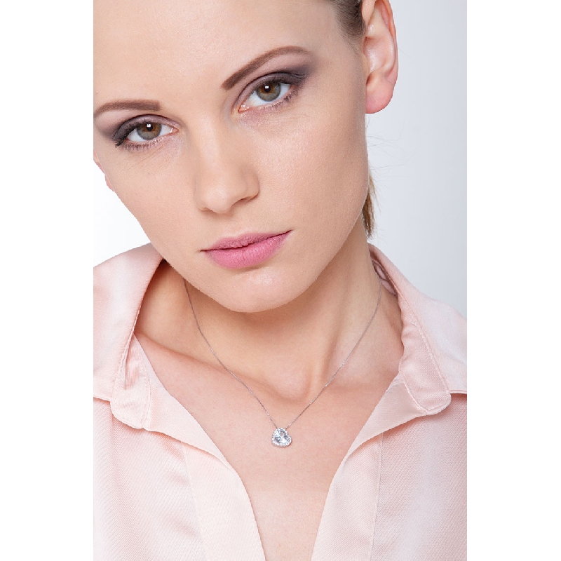 Kette aus 18k Weißgold mit Aquamarin Herzanhänger und Diamanten Kette aus 18k Weißgold mit Aquamarin Herzanhänger und Diamanten