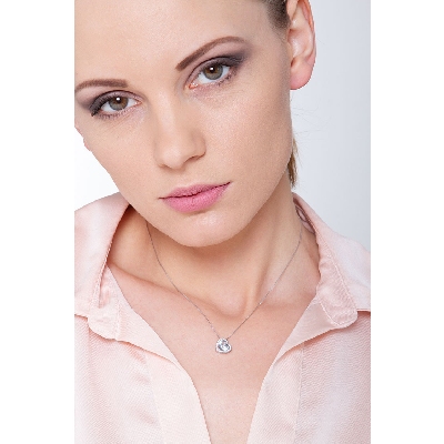 Kette aus 18k Weißgold mit Aquamarin Herzanhänger und Diamanten