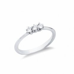 Damenring aus 750er Weißgold mit drei Diamanten