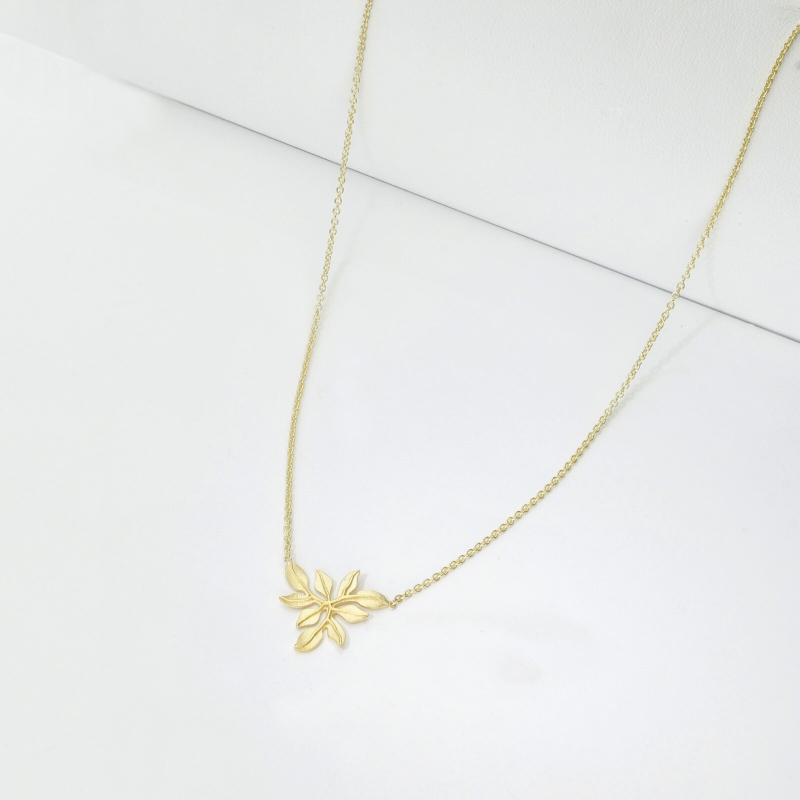 Halskette mit Blattanhänger aus 750er Gelbgold Halskette mit Blattanhänger aus 750er Gelbgold