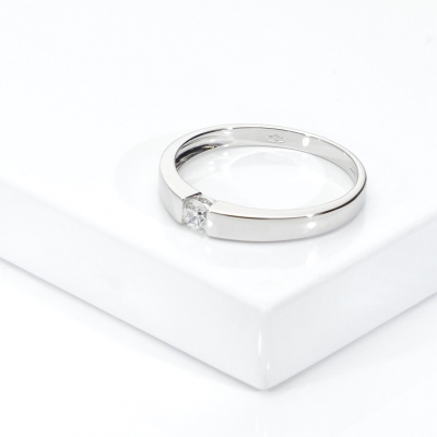 Weißgold Ring 0.15 kt Diamant in einer Spannfassung 