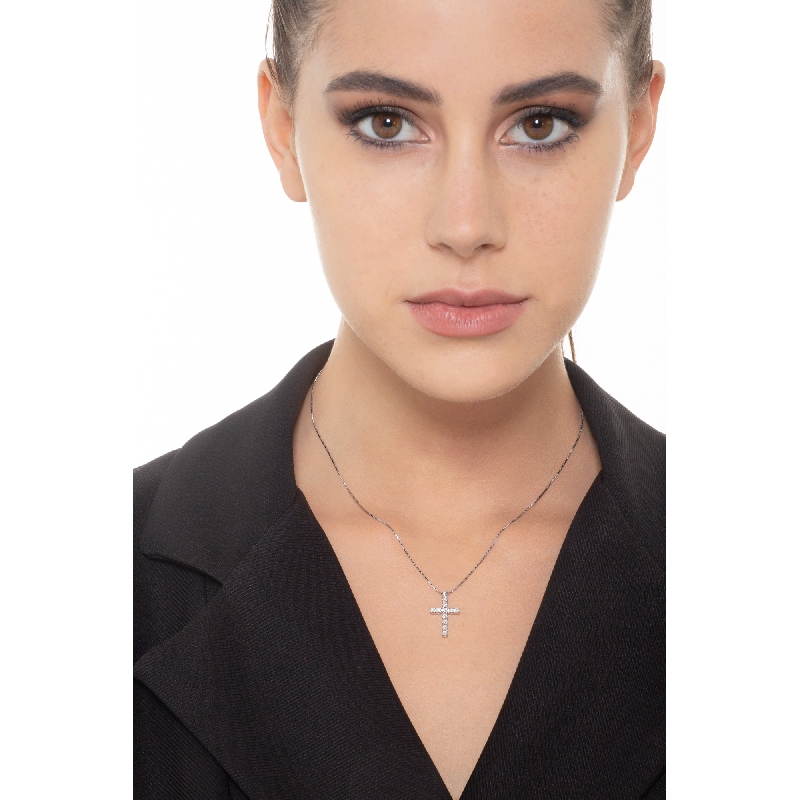 Halskette aus 750er Weißgold mit Kreuzanhänger und Diamanten Halskette aus 750er Weißgold mit Kreuzanhänger und Diamanten