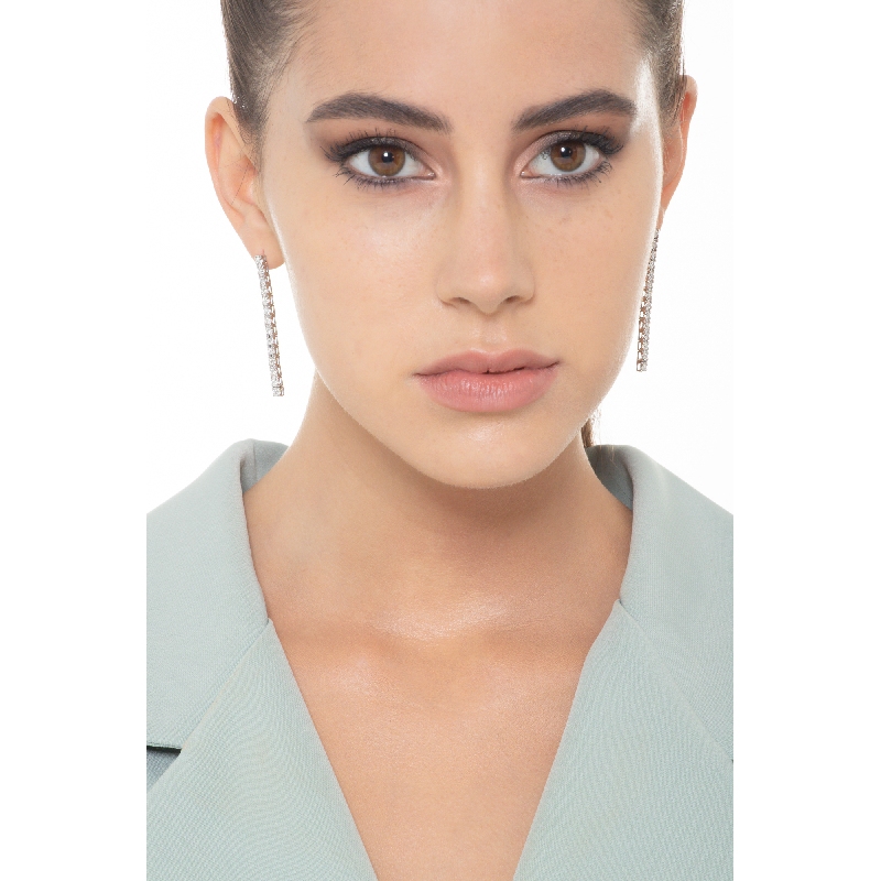 Rhodinierte hängende Weißgold-Ohrringe mit Diamanten  Rhodinierte hängende Weißgold-Ohrringe mit Diamanten