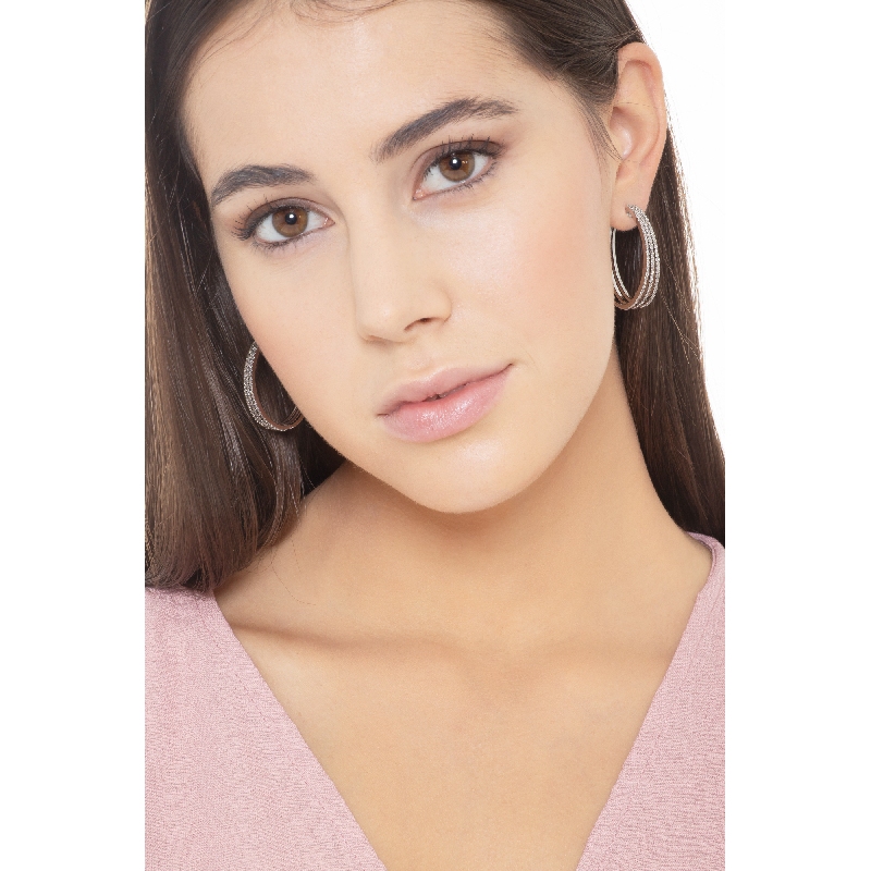 Creolen aus 18k Weißgold mit drei Reihen Diamanten. Creolen aus 18k Weißgold mit drei Reihen Diamanten.