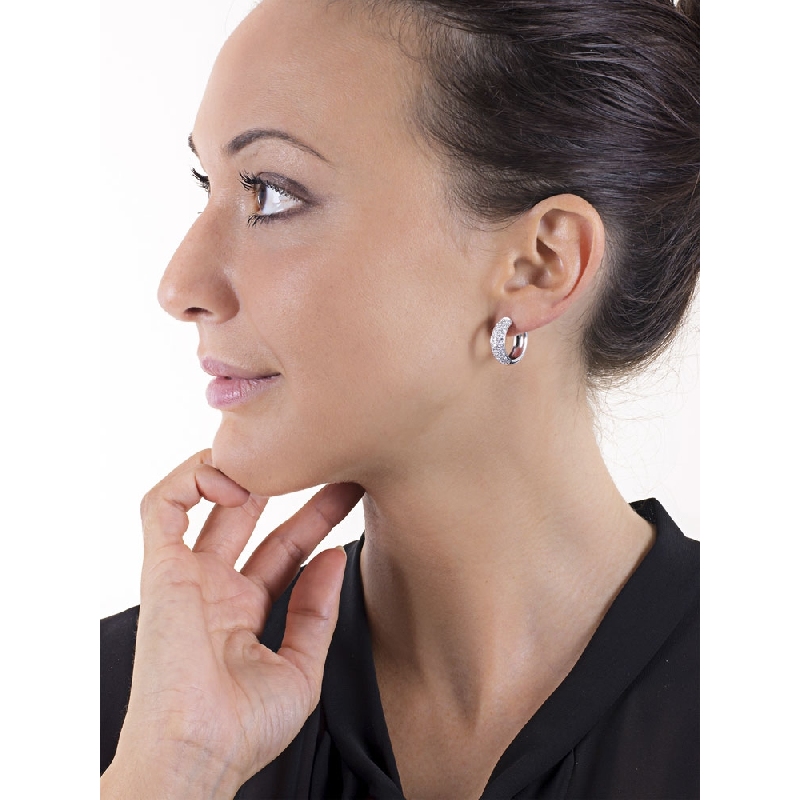 Creolen aus 18k Weißgold mit Diamanten in einer Pavé-Fassung Creolen aus 18k Weißgold mit Diamanten in einer Pavé-Fassung