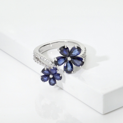 Weißgold 18 Karat Blumenring mit Saphir blau und Diamanten