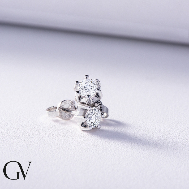 Diamanten-Ohrstecker aus 18k Weißgold mit 6 Krappen Diamanten-Ohrstecker aus 18k Weißgold mit 6 Krappen