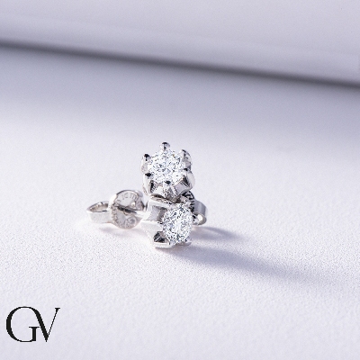 Diamanten-Ohrstecker aus 18k Weißgold mit 6 Krappen